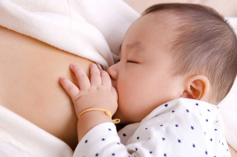 Mẹ bị sốt xuất huyết có nên cho con bú không? Mẹ bị sốt xuất huyết thì cần làm thế nào?
