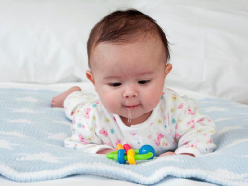 Mẹ cần làm gì khi trẻ 3 tháng tuổi mọc răng