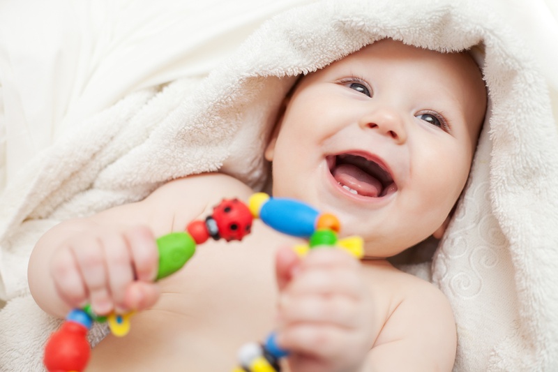 Lưu ý khi cai sữa cho trẻ sơ sinh: nên âu yếm với con nhiều hơn