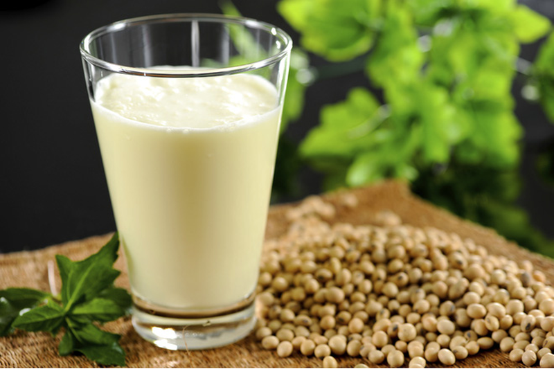 Mẹ cho con bú uống sữa đậu nành được không?