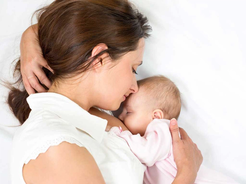 Mẹ đang đang cho con bú có nên phun môi 2