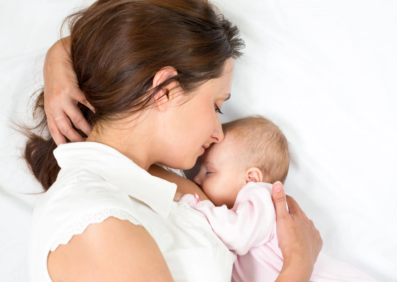 Bé bú căng bụng vẫn đòi bú có thể là do bé muốn giảm đau, giảm sự khó chịu
