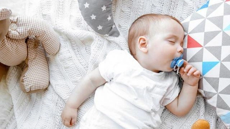 Mẹ cần đưa ra phương pháp xử lý phù hợp với tình trạng bé bú căng bụng vẫn đòi bú