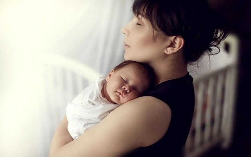Mẹ nên làm gì khi trẻ đang ngủ tự nhiên ngồi dậy khóc? 2