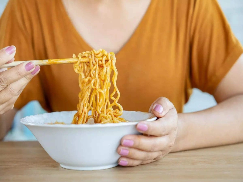 Mẹ sau sinh ăn mì gói được không? Tác hại của mì gói mẹ cần biết 2