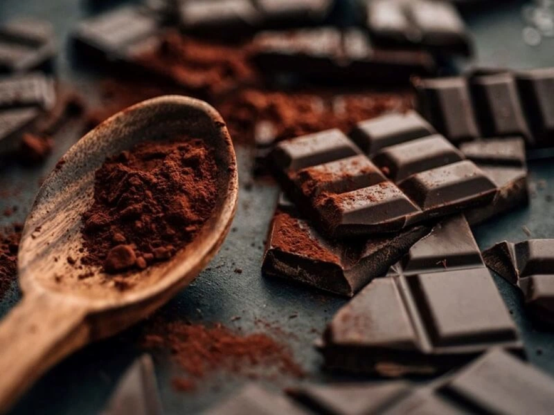 Mẹ sau sinh ăn socola được không? Lợi ích và tác hại của socola đối với mẹ bỉm 2