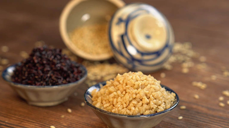Mẹ sau sinh đang cho con bú ăn cơm rượu được không? 1