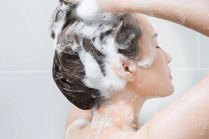 Mẹo dùng Gynofar gội đầu trị hết gàu hiệu quả 3