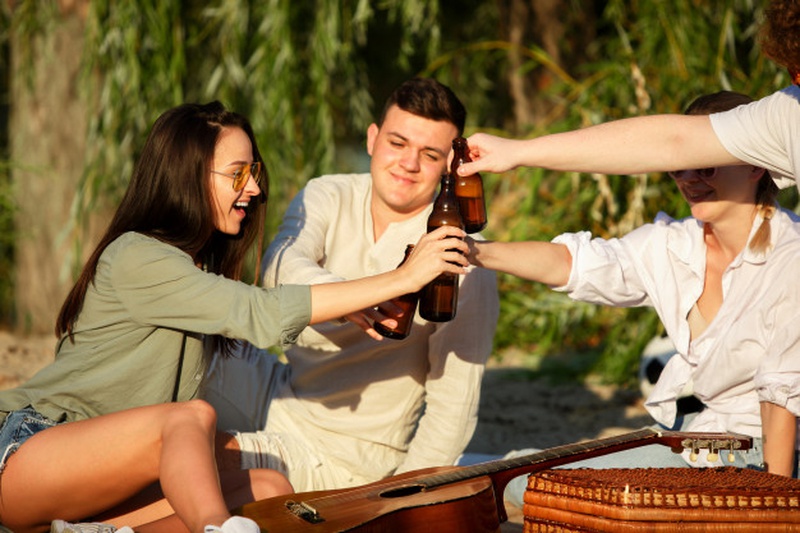 Uống rượu, bia nhiều không tốt cho sức khoẻ, vì vậy bạn nên lưu ý những mẹo uống rượu, bia không say sau đây để hạn chế lượng cồn vào cơ thể 