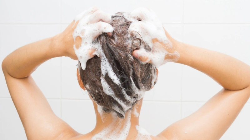 Mẹo gội đầu đúng cách để không bị rụng tóc 2