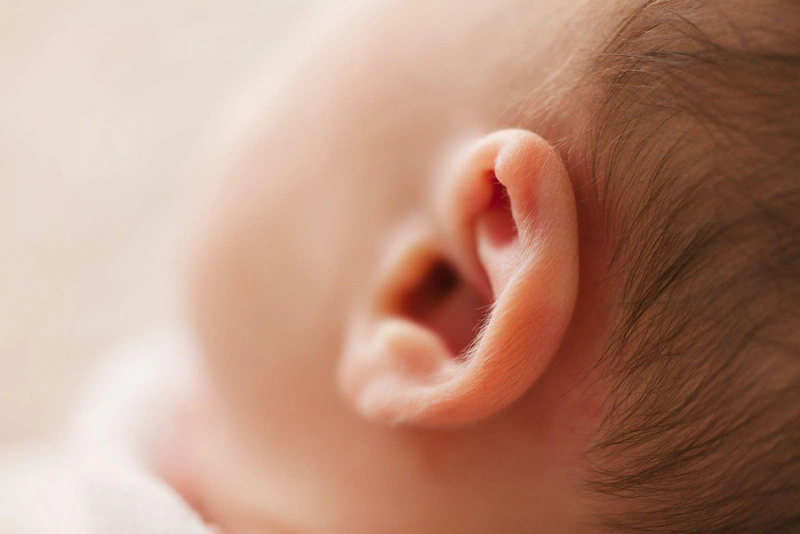 Mẹo lấy ráy tai khô cho bé 1