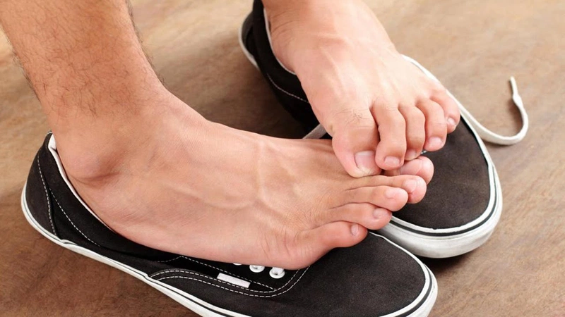 Trị hôi chân bằng kem đánh răng được không?