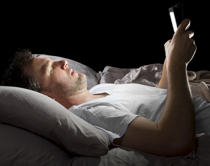 Hẹn chế sử dụng điện thoại trước khi ngủ