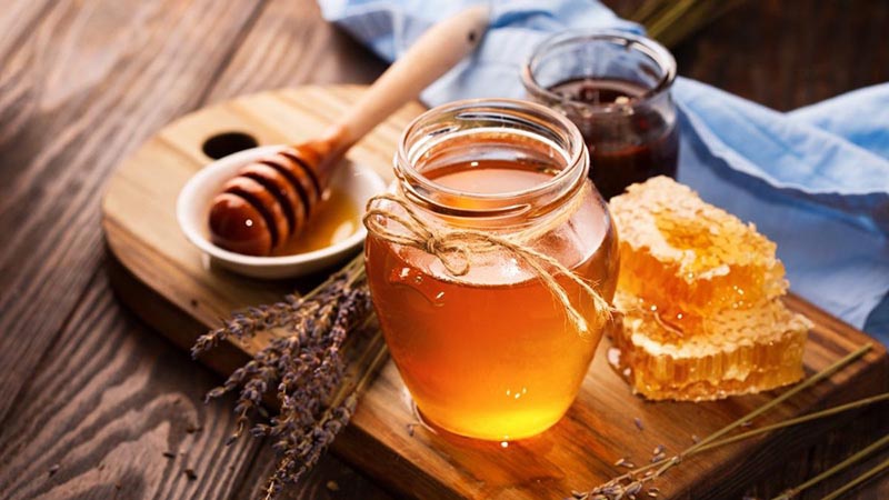Mật ong có chứa thành phần kháng viêm và kháng khuẩn tốt