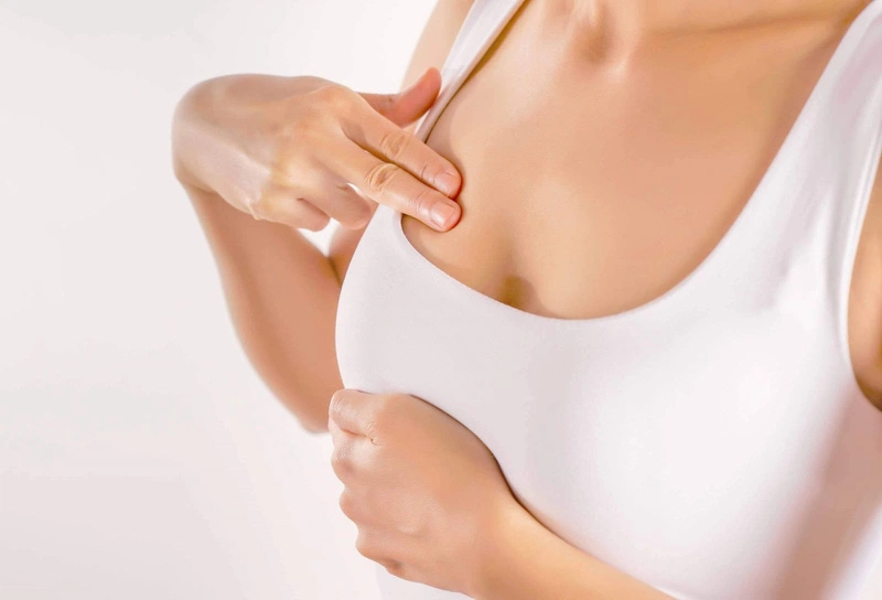 Cách làm hết căng sữa khi cai sữa: massage ngực