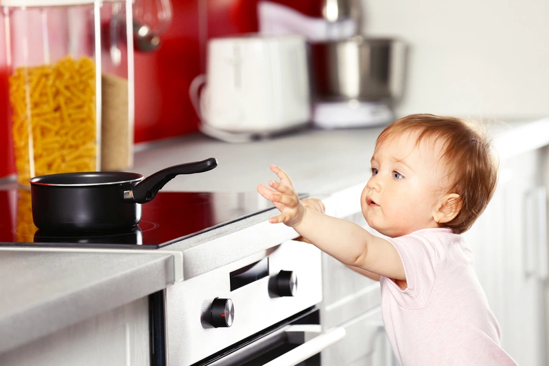 Không cho trẻ chơi trong khu vực bếp hay những khu vực có nguy cơ xảy ra cháy nổ