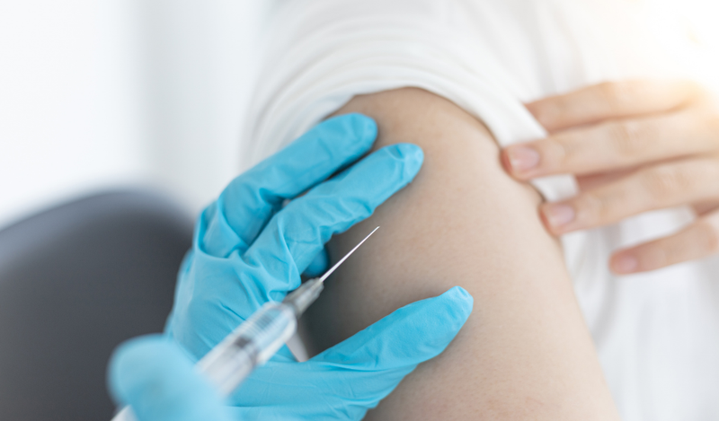 Tiêm vaccine phòng bệnh ho gà ở người lớn