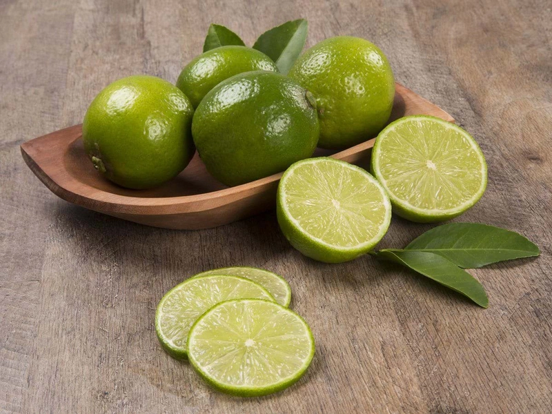 Nước chanh có tính axit nhẹ, vì vậy nó nên được dùng để khử trùng và giảm nguy cơ nhiễm trùng