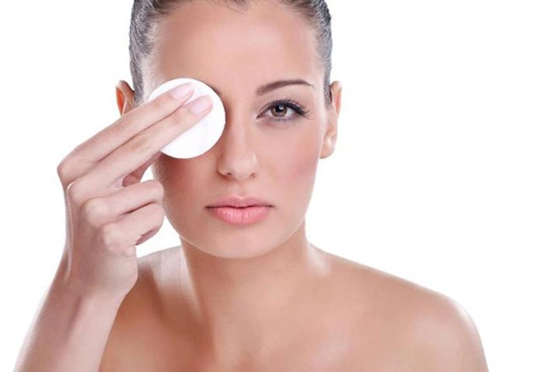 Tẩy trang kỹ sau khi trang điểm hạn chế mụn, bảo vệ da vùng mũi