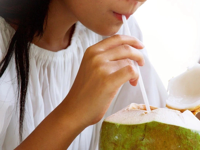 Nâng mũi uống nước dừa được không và cần lưu ý gì 3