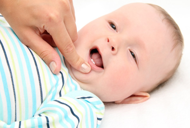 Nanh sữa ở trẻ sơ sinh có cần phải nhổ đi không 1