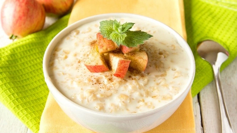Cách nấu cháo bầu cho bé ăn dặm với thịt bằm và yến mạch
