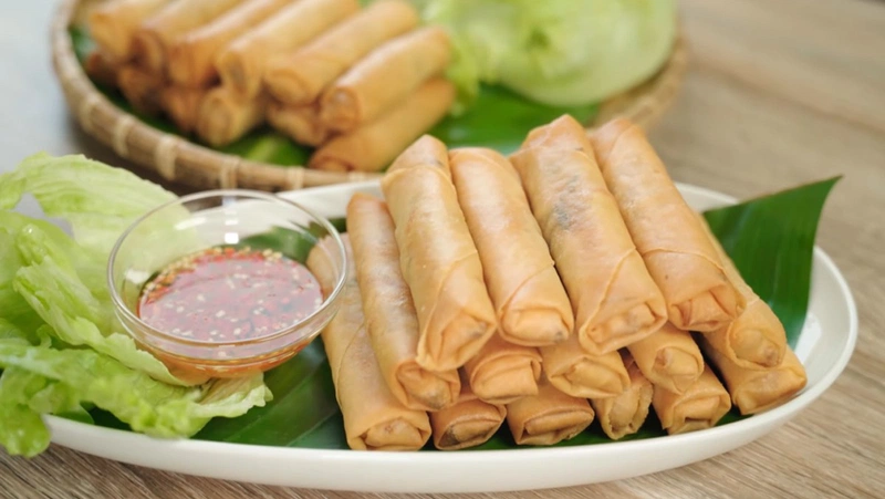 Trung bình 100gr chả giò chưa nấu chín chứa khoảng 137 calo