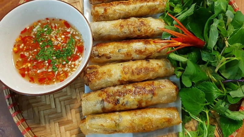 Nem rán chứa nhiều dầu mỡ nên dễ dẫn đến thừa năng lượng, gây béo phì hoặc đầy bụng, khó tiêu