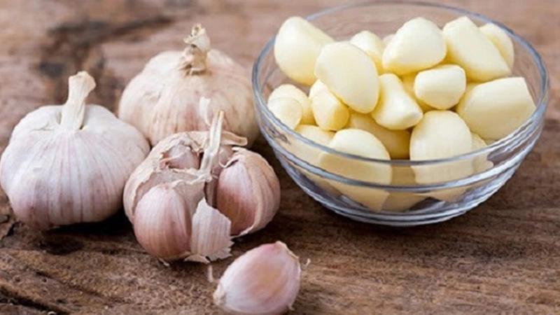 Ăn gì để diệt tinh trùng sau khi quan hệ: ăn tỏi