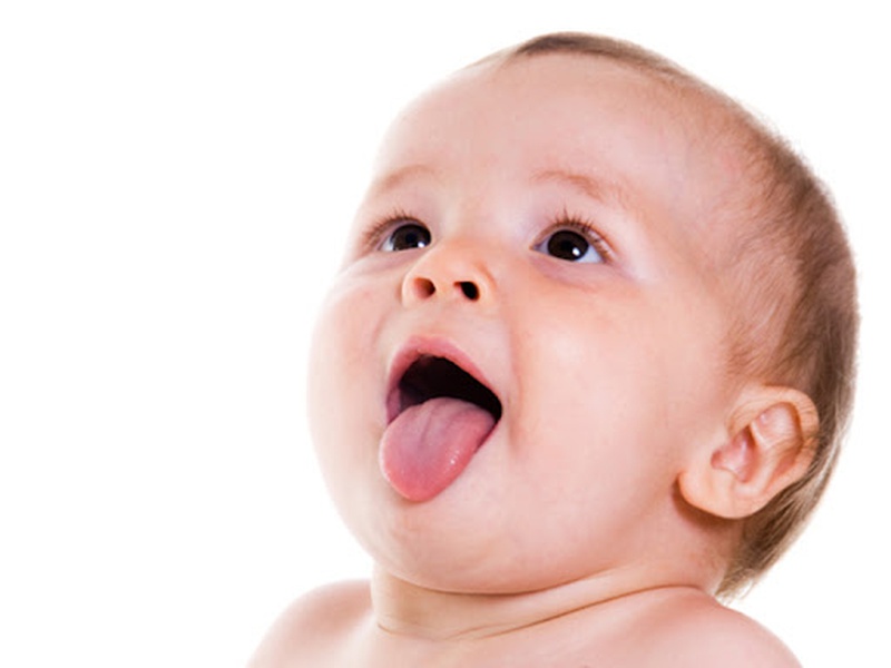 Làm sạch lưỡi giúp bé tránh các bệnh về răng miệng