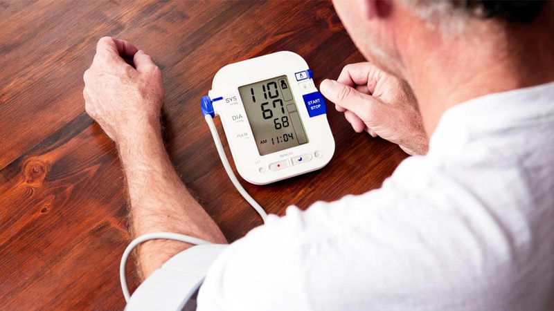 Nên chọn mua máy đo huyết áp cổ tay hay bắp tay tốt hơn? 1