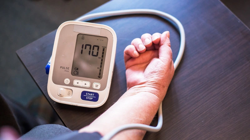 Nên chọn mua máy đo huyết áp cổ tay hay bắp tay tốt hơn? 2