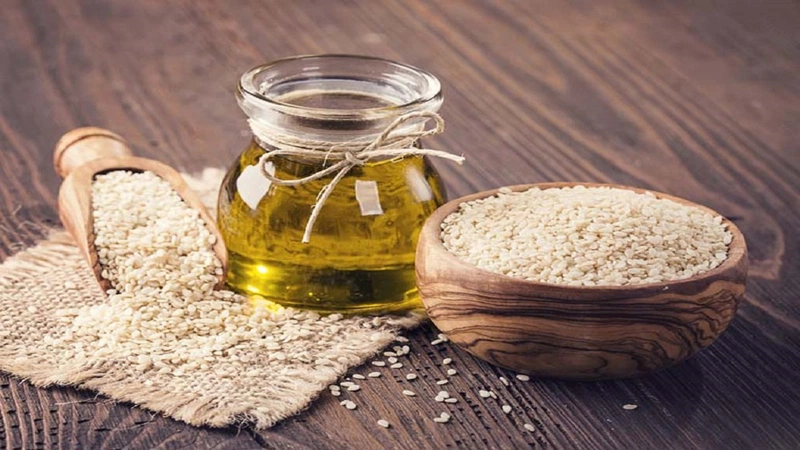 Cha mẹ có thể sử dụng dầu mè cho bé khi bé được khoảng 6 tháng tuổi, khi bé bắt đầu ăn dặm và làm quen với thức ăn