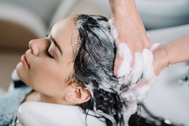 Nên dùng dầu xả trước hay sau khi gội? Câu trả lời là tùy vào mục đích sử dụng của bạn