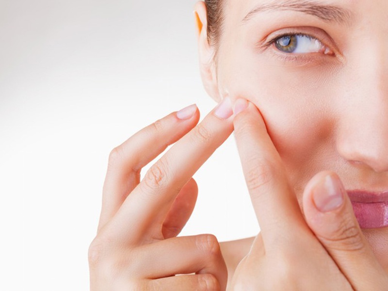 Bạn tuyệt đối không được dùng tay chạm vào mụn