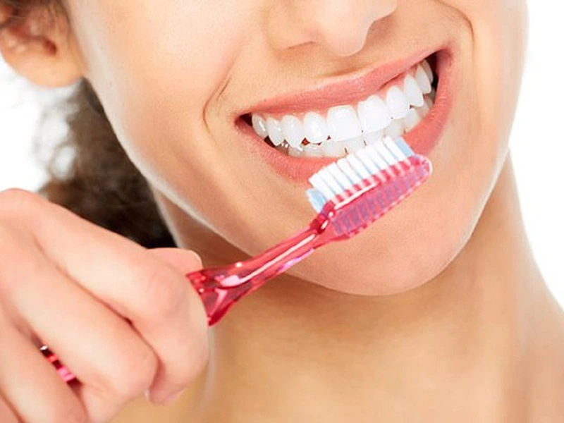 Đánh răng thường xuyên kết hợp sử dụng nước súc miệng để bảo vệ răng miệng