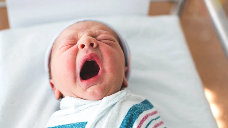 Trẻ sơ sinh bị sổ mũi sẽ cảm thấy khó chịu và mệt hơn những trẻ lớn rất nhiều
