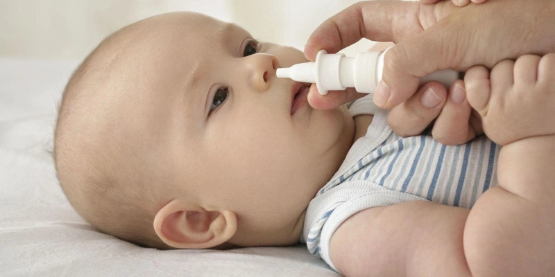 Mẹ nên hút mũi của trẻ sơ sinh cùng với nước muối sinh lý