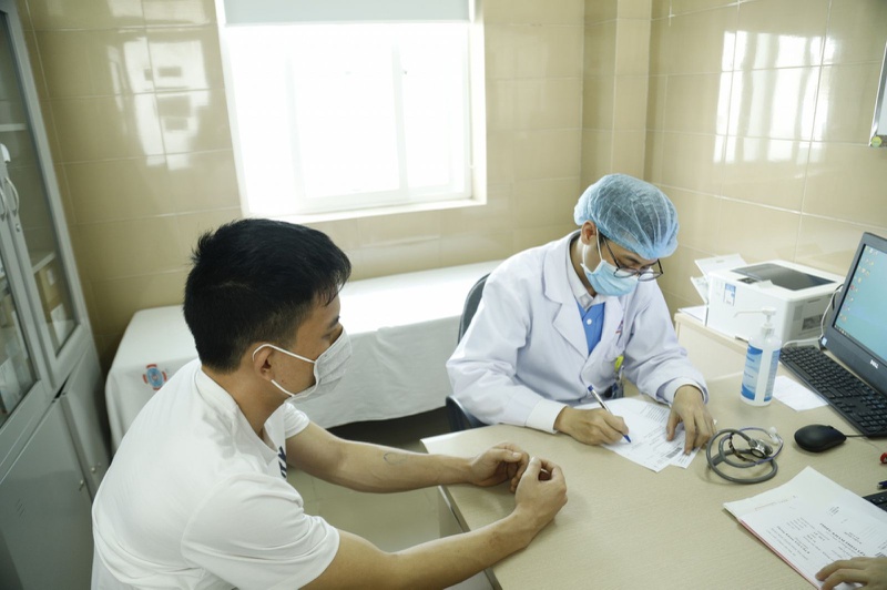 Nên làm gì nếu xuất hiện phản ứng sau tiêm chủng vắc xin covid 1