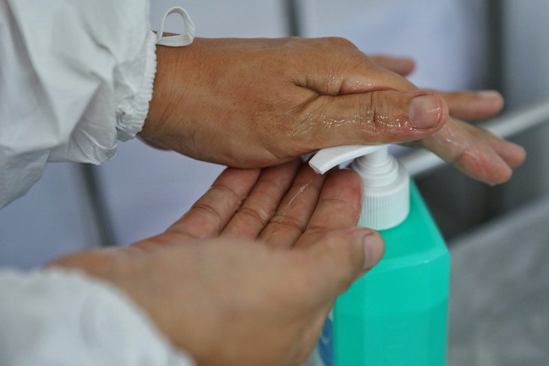 Nên sát khuẩn tay bằng cồn trong thời gian ít nhất 30 giây