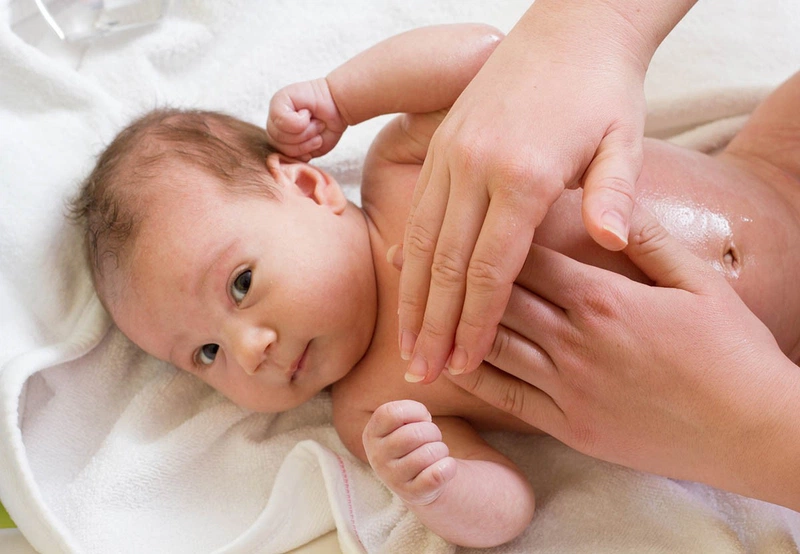 Nên massage cho bé trước hay sau khi tắm là thắc mắc của nhiều mẹ