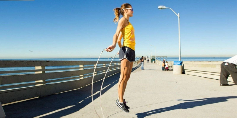 Bạn có thể nhảy dây vào sáng sớm để giảm cân