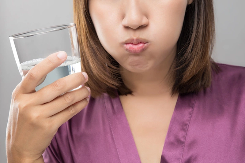 Nên súc miệng bằng nước muối trước hay sau đánh răng