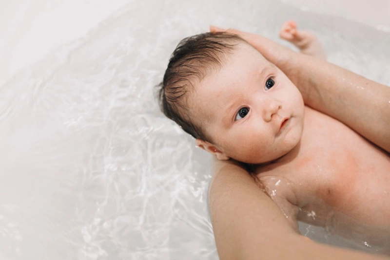 Nên tắm cho trẻ sơ sinh ngày mấy lần là đủ là thắc mắc chung của các mẹ đang nuôi con
