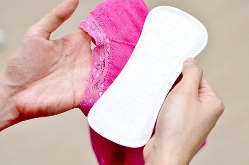 Lưu ý nên thay băng vệ sinh thường xuyên để tránh viêm nhiễm