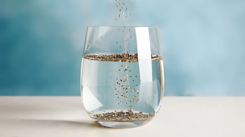 Hạt chia ngâm  trong nước lạnh