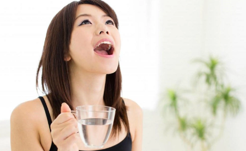Ngậm nước muối trong bao lâu để giảm hôi miệng