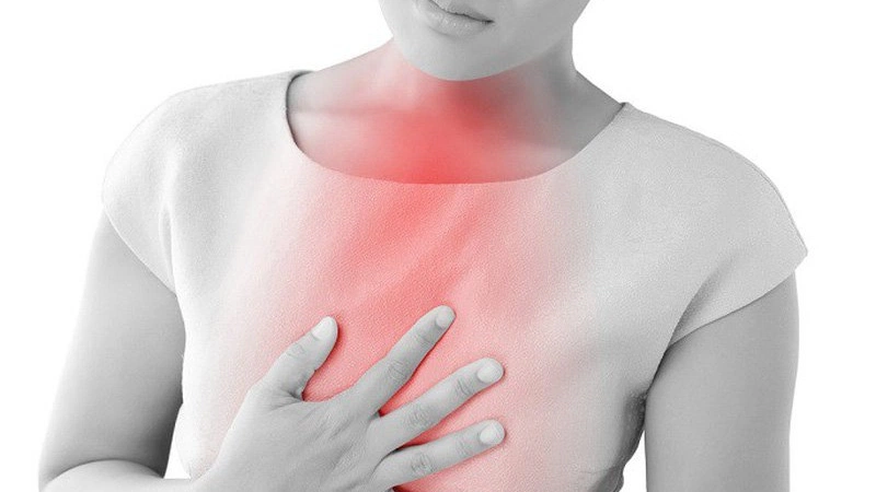 Tức ngực, khó thở cũng là một trong những triệu chứng của ngộ độc xà phòng