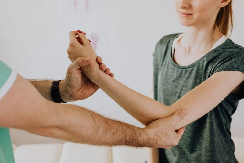 Ngủ dậy bị đau khớp tay, nguyên nhân và cách khắc phục 1