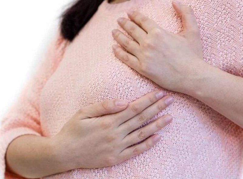Ngứa đầu ti khiến người bệnh cảm thấy khó chịu và phiền toái